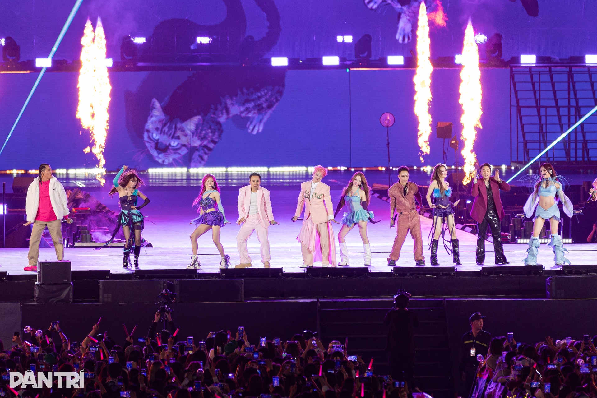 Tóc Tiên làm xiếc, Huyền Baby, Diệp Lâm Anh múa cột trên sân khấu - 4 Tóc Tiên làm xiếc, Huyền Baby, Diệp Lâm Anh múa cột trên sân khấu - 4