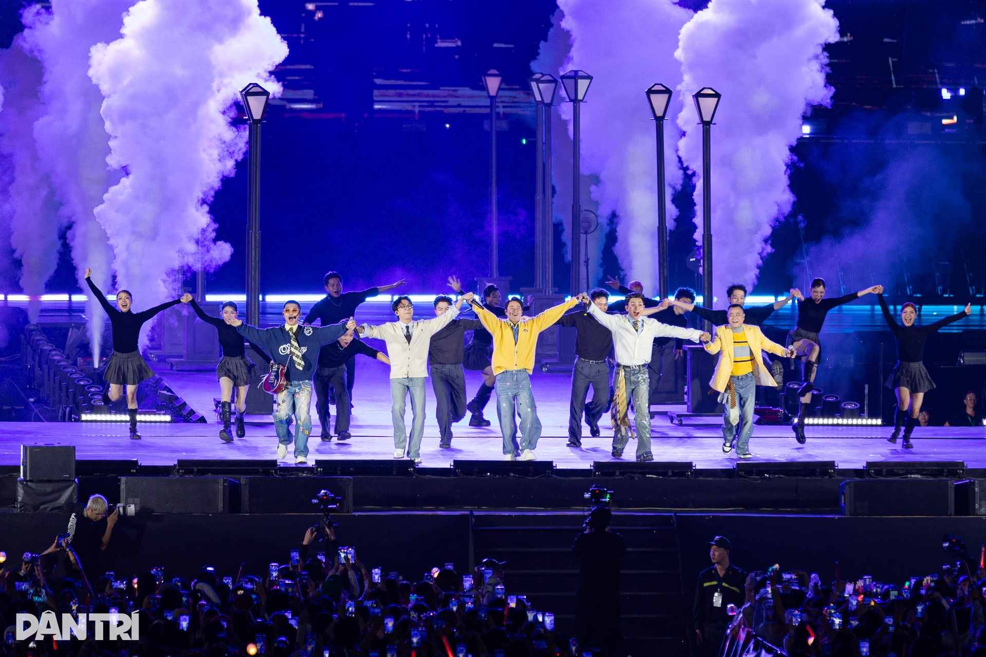 Tóc Tiên làm xiếc, Huyền Baby, Diệp Lâm Anh múa cột trên sân khấu - 5 Tóc Tiên làm xiếc, Huyền Baby, Diệp Lâm Anh múa cột trên sân khấu - 5