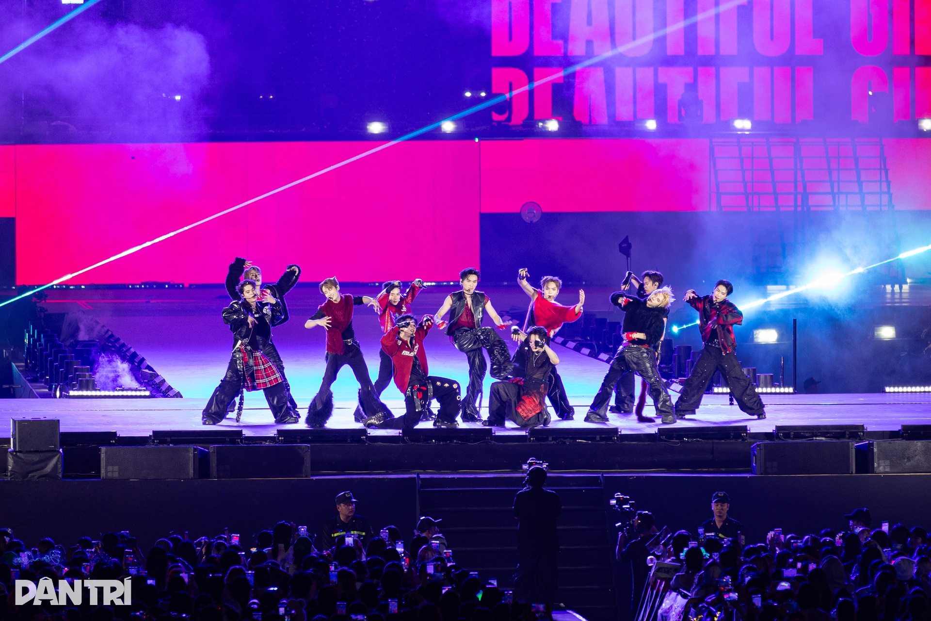 Tóc Tiên làm xiếc, Huyền Baby, Diệp Lâm Anh múa cột trên sân khấu - 6 Tóc Tiên làm xiếc, Huyền Baby, Diệp Lâm Anh múa cột trên sân khấu - 6