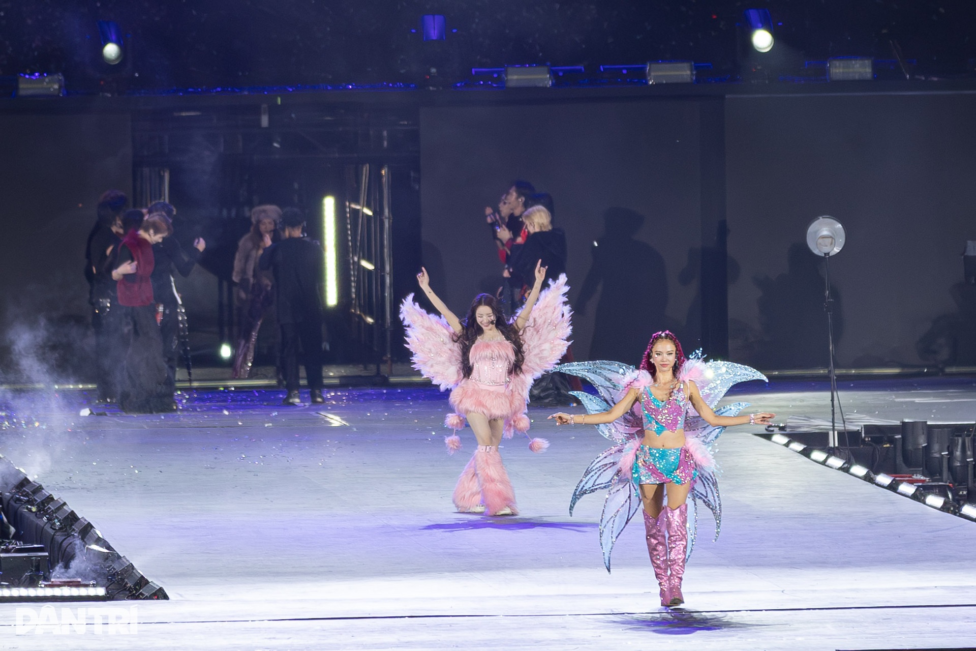 Tóc Tiên làm xiếc, Huyền Baby, Diệp Lâm Anh múa cột trên sân khấu - 7 Tóc Tiên làm xiếc, Huyền Baby, Diệp Lâm Anh múa cột trên sân khấu - 7