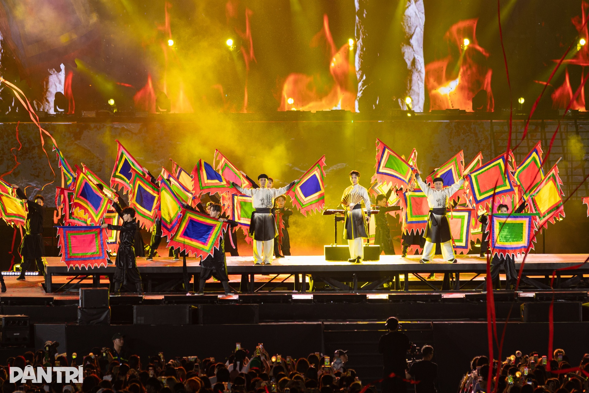 Tóc Tiên làm xiếc, Huyền Baby, Diệp Lâm Anh múa cột trên sân khấu - 8 Tóc Tiên làm xiếc, Huyền Baby, Diệp Lâm Anh múa cột trên sân khấu - 8