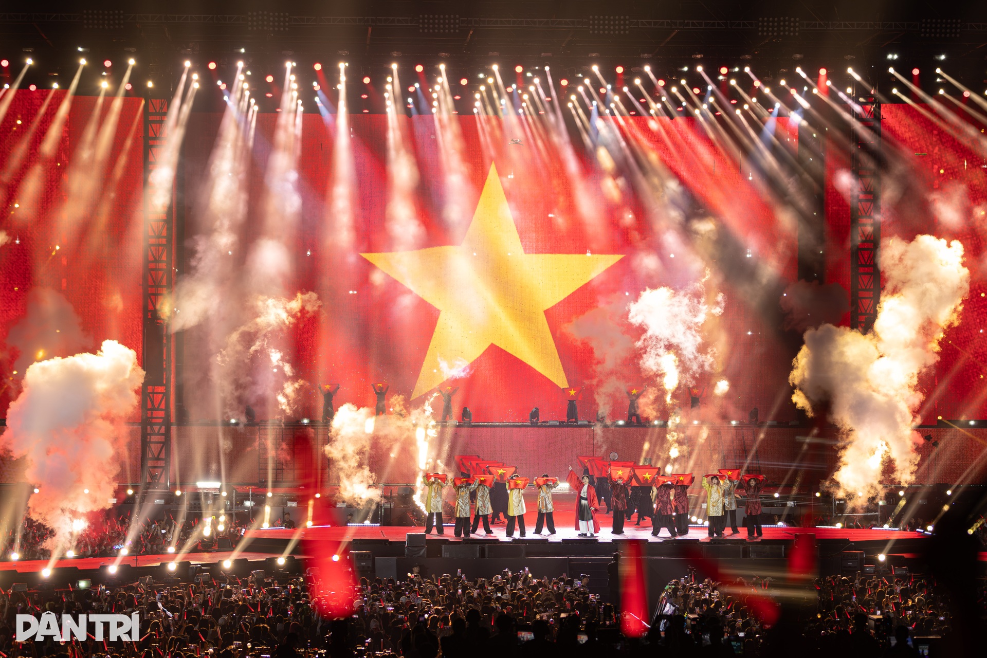 Tóc Tiên làm xiếc, Huyền Baby, Diệp Lâm Anh múa cột trên sân khấu - 9 Tóc Tiên làm xiếc, Huyền Baby, Diệp Lâm Anh múa cột trên sân khấu - 9