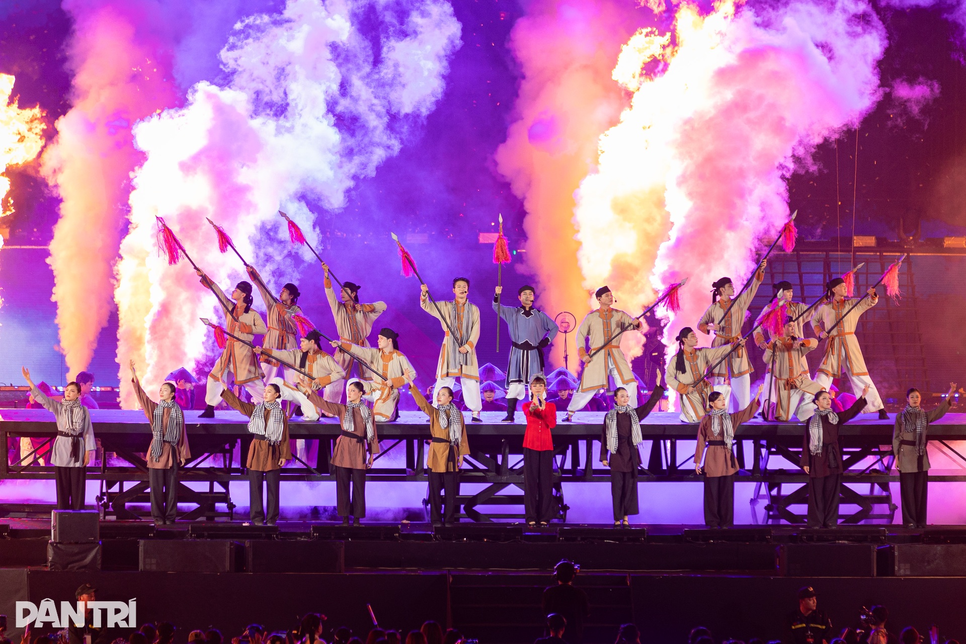 Tóc Tiên làm xiếc, Huyền Baby, Diệp Lâm Anh múa cột trên sân khấu - 10 Tóc Tiên làm xiếc, Huyền Baby, Diệp Lâm Anh múa cột trên sân khấu - 10