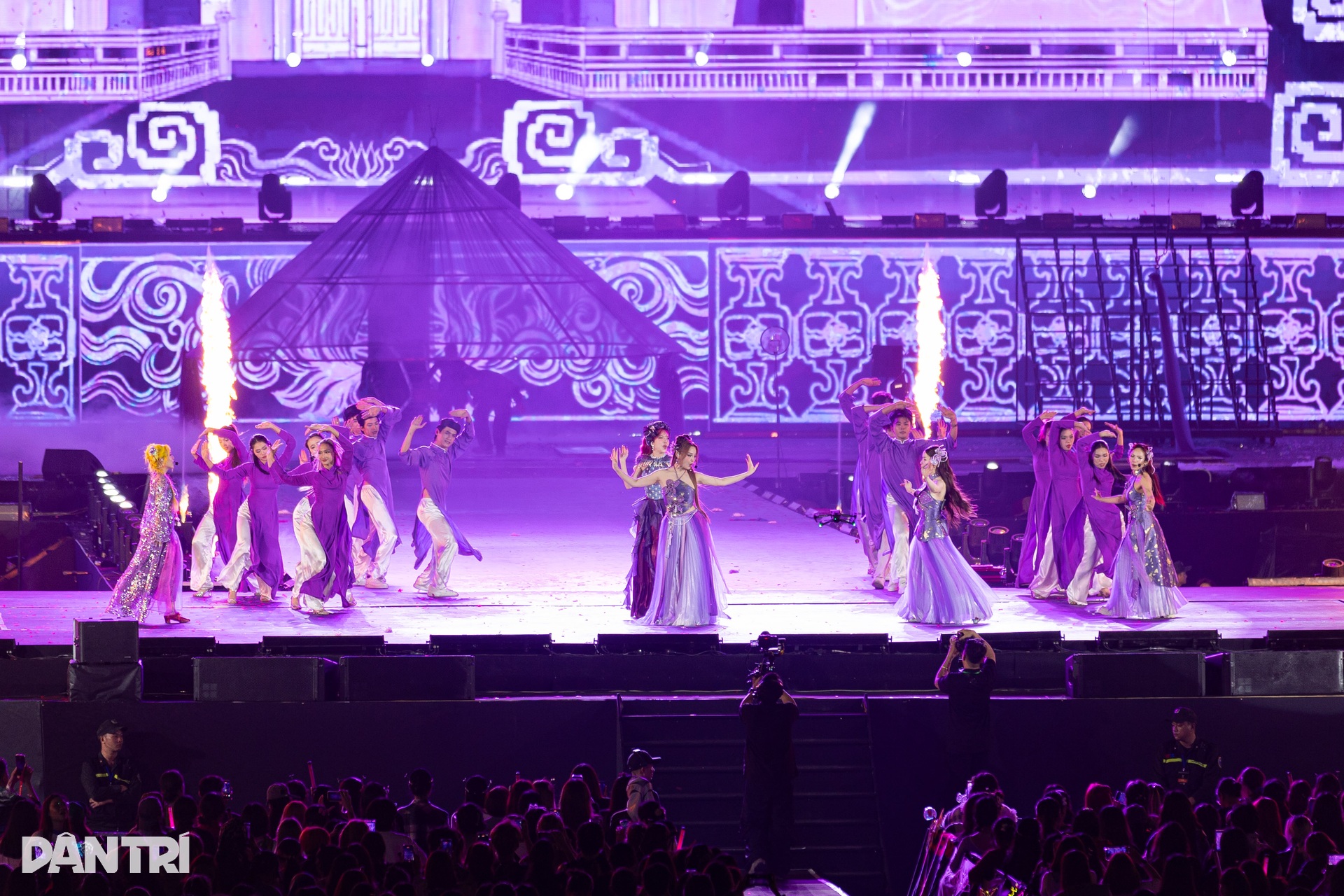 Tóc Tiên làm xiếc, Huyền Baby, Diệp Lâm Anh múa cột trên sân khấu - 11 Tóc Tiên làm xiếc, Huyền Baby, Diệp Lâm Anh múa cột trên sân khấu - 11