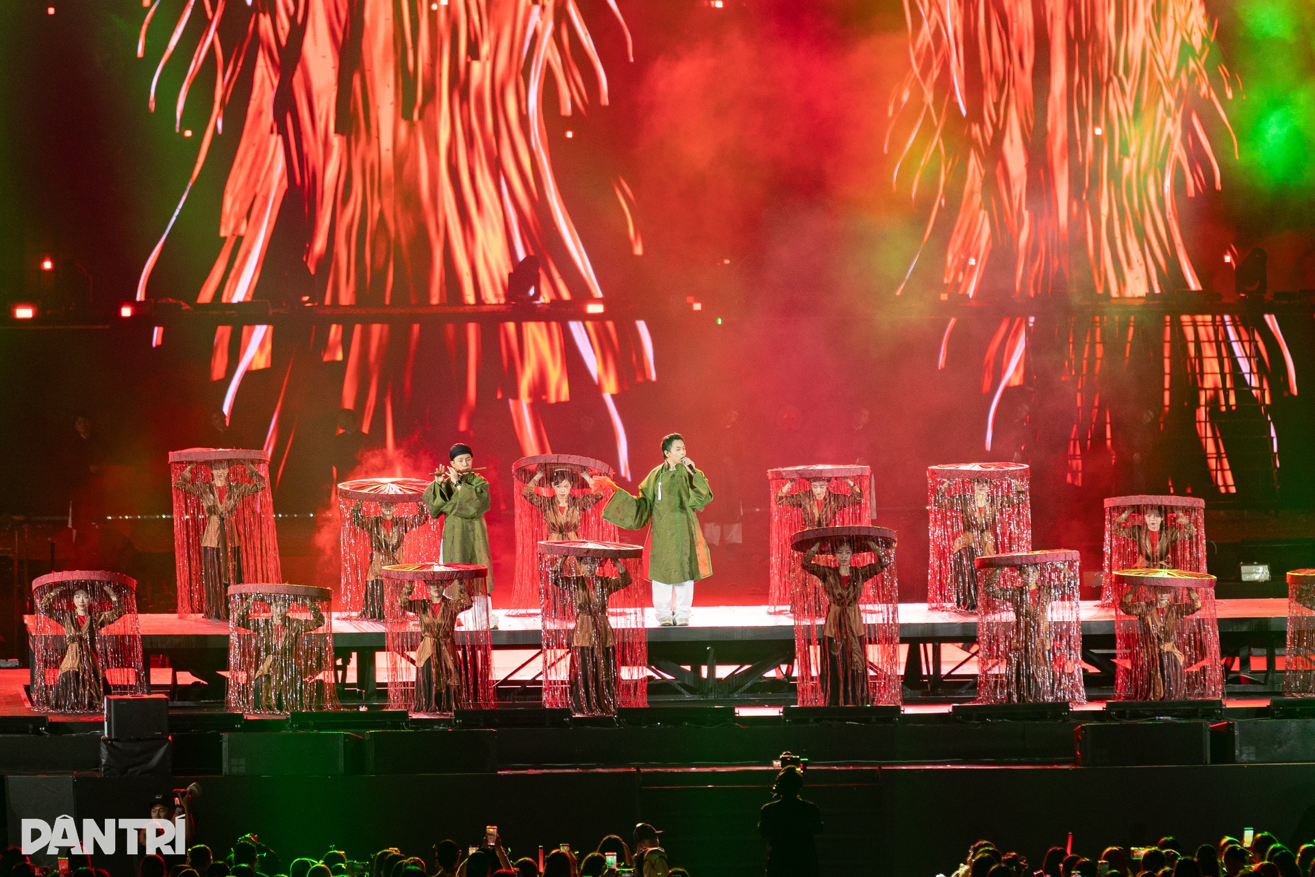 Tóc Tiên làm xiếc, Huyền Baby, Diệp Lâm Anh múa cột trên sân khấu - 12 Tóc Tiên làm xiếc, Huyền Baby, Diệp Lâm Anh múa cột trên sân khấu - 12