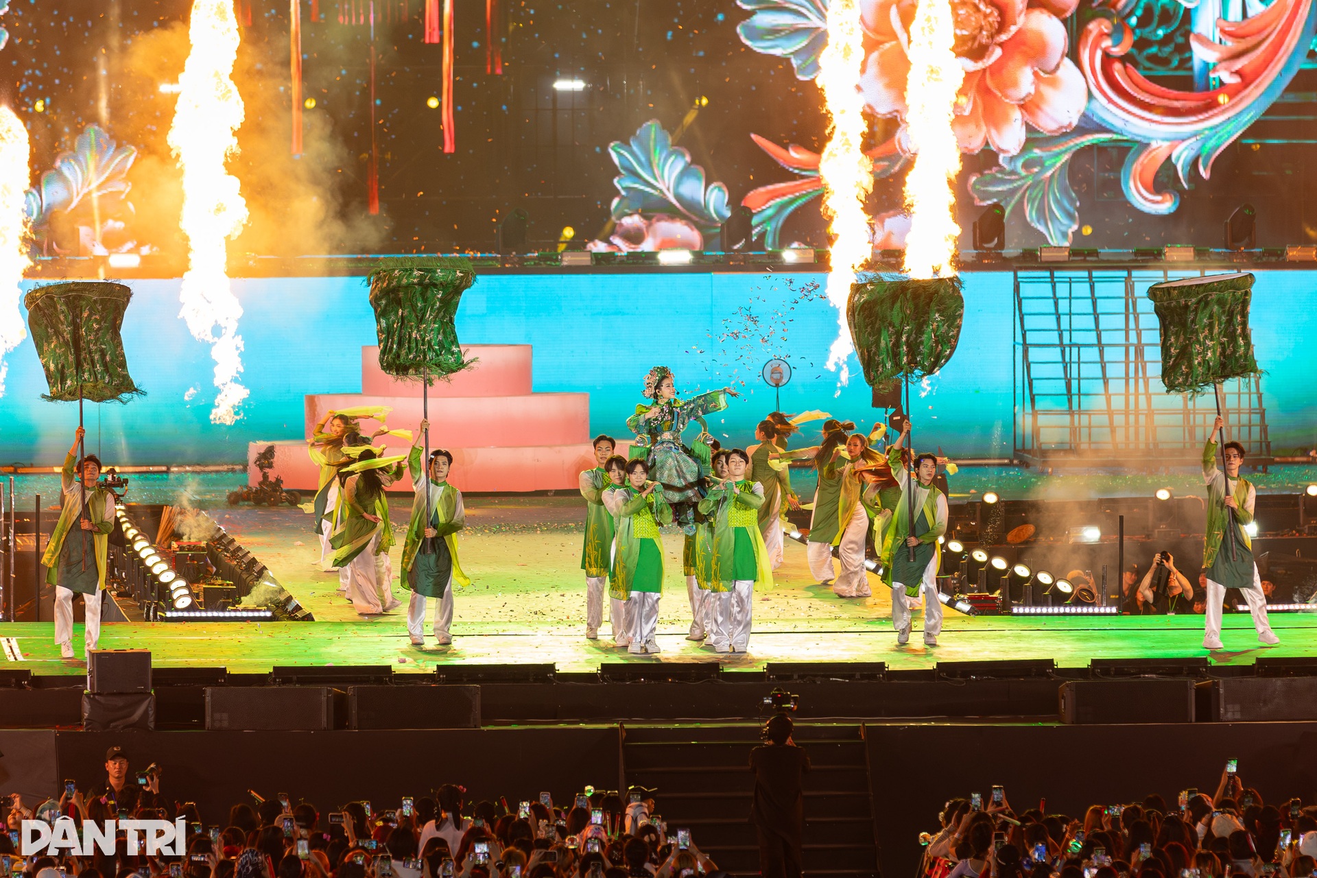 Tóc Tiên làm xiếc, Huyền Baby, Diệp Lâm Anh múa cột trên sân khấu - 13 Tóc Tiên làm xiếc, Huyền Baby, Diệp Lâm Anh múa cột trên sân khấu - 13