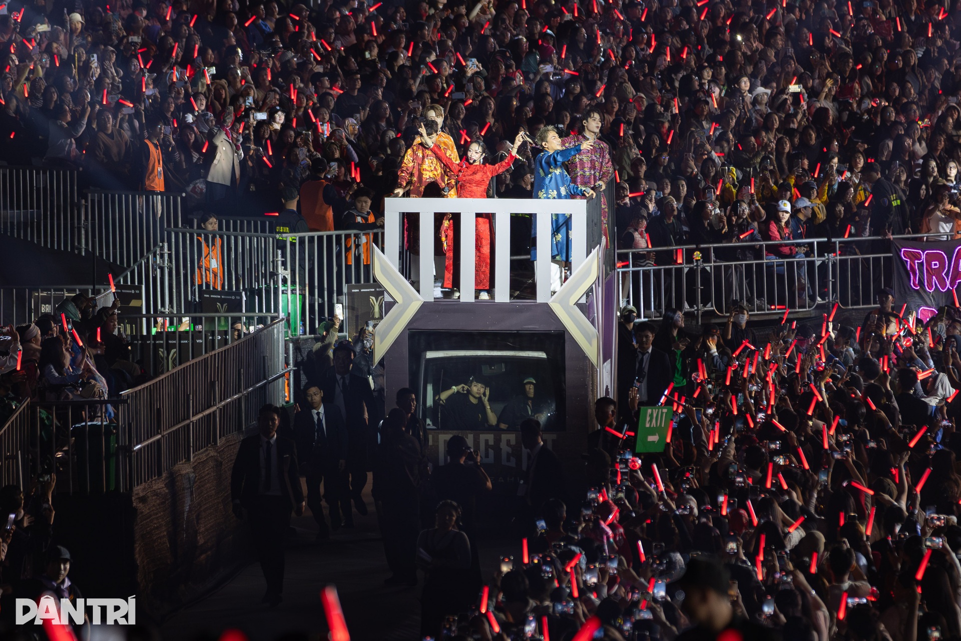 Tóc Tiên làm xiếc, Huyền Baby, Diệp Lâm Anh múa cột trên sân khấu - 14 Tóc Tiên làm xiếc, Huyền Baby, Diệp Lâm Anh múa cột trên sân khấu - 14