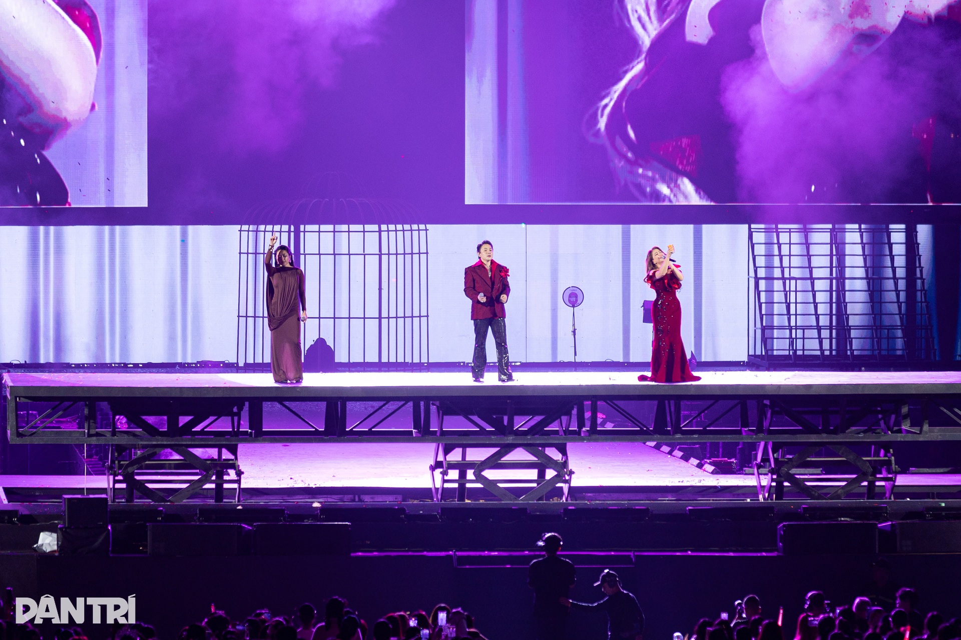 Tóc Tiên làm xiếc, Huyền Baby, Diệp Lâm Anh múa cột trên sân khấu - 15 Tóc Tiên làm xiếc, Huyền Baby, Diệp Lâm Anh múa cột trên sân khấu - 15