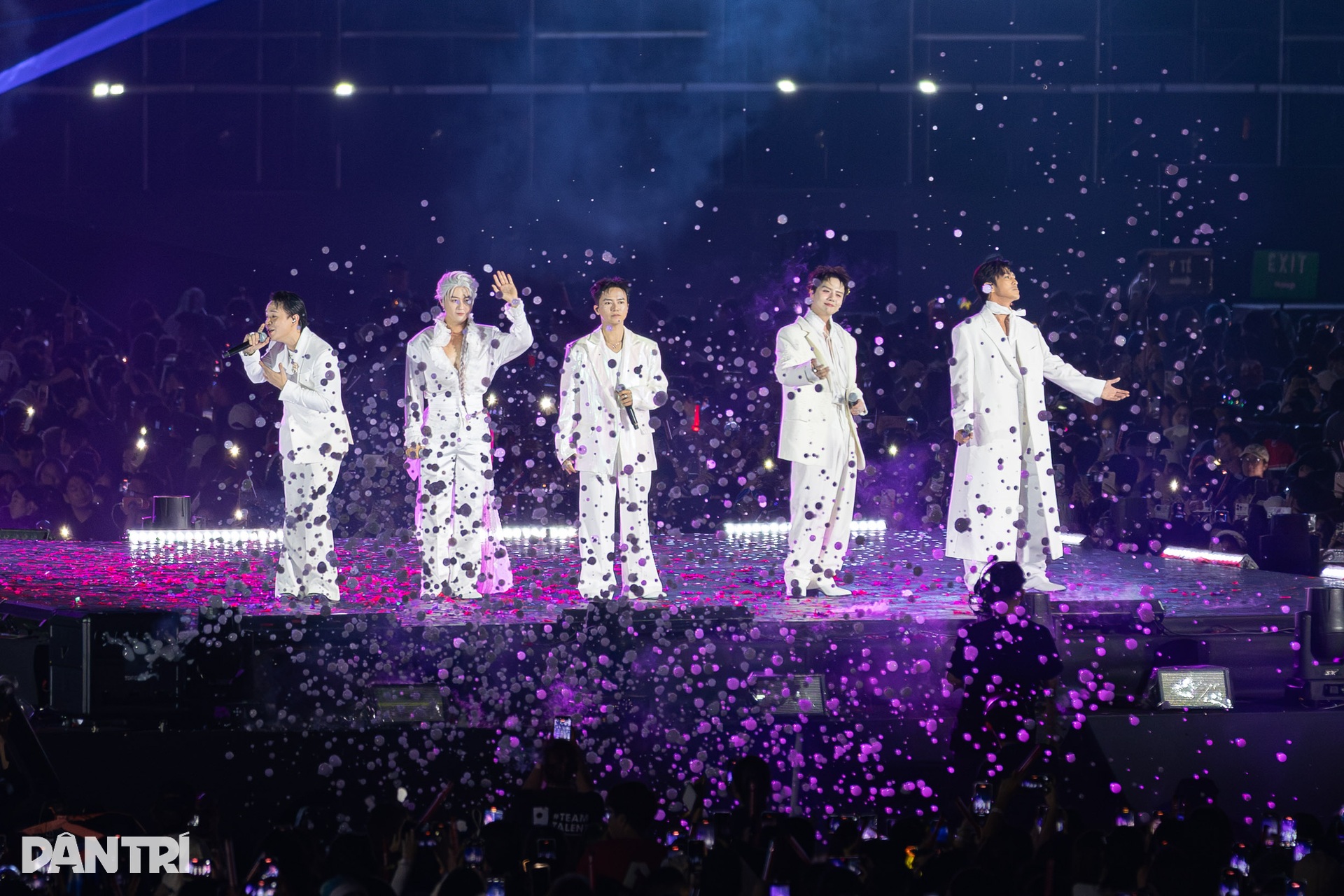 Tóc Tiên làm xiếc, Huyền Baby, Diệp Lâm Anh múa cột trên sân khấu - 16 Tóc Tiên làm xiếc, Huyền Baby, Diệp Lâm Anh múa cột trên sân khấu - 16