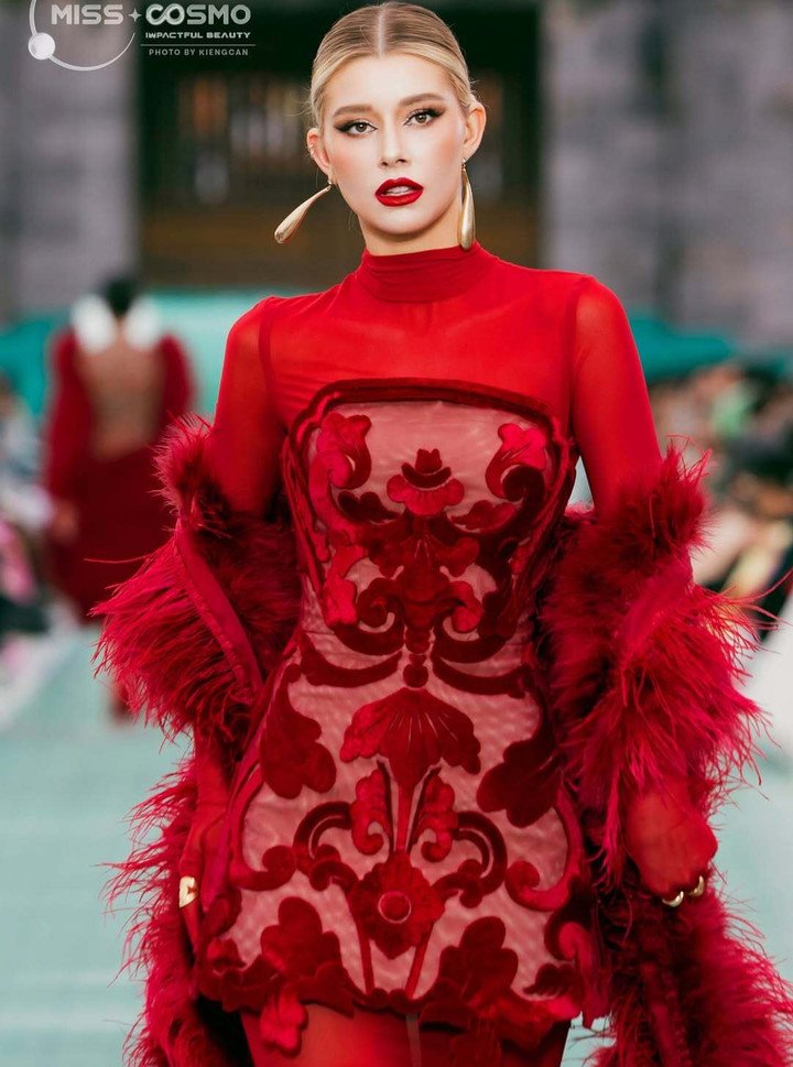 Sắc vóc đời thường gợi cảm của tân Miss Cosmo 2025 3 Yolina Lindquist là gương mặt nổi bật ngay từ những ngày đầu cuộc thi và được nhiều chuyên trang sắc đẹp quốc tế dự đoán sẽ đăng quang trước thềm chung kết.