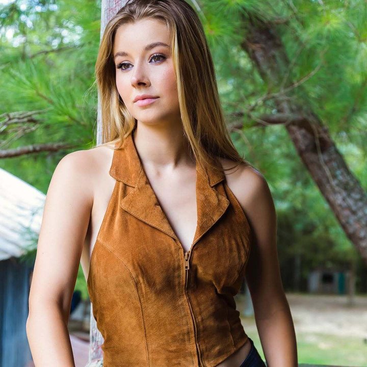 Sắc vóc đời thường gợi cảm của tân Miss Cosmo 2025 9 Bên cạnh nhan sắc và phong thái trình diễn tự tin, Yolina Lindquist còn ghi dấu ấn mạnh mẽ với dự án cộng đồng mang tên Courage Over Cancer – nền tảng hỗ trợ nghiên cứu, kết nối và đồng hành cùng bệnh nhân ung thư.