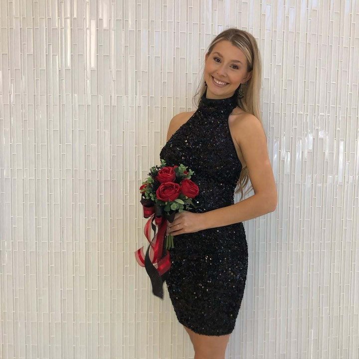 Sắc vóc đời thường gợi cảm của tân Miss Cosmo 2025 14 Trên mạng xã hội, cô thường xuất hiện trong những bộ trang phục tối giản, ôm dáng, tôn vòng eo săn chắc và làn da khỏe mạnh, toát lên vẻ đẹp tự tin, năng động đúng tinh thần phụ nữ Mỹ.