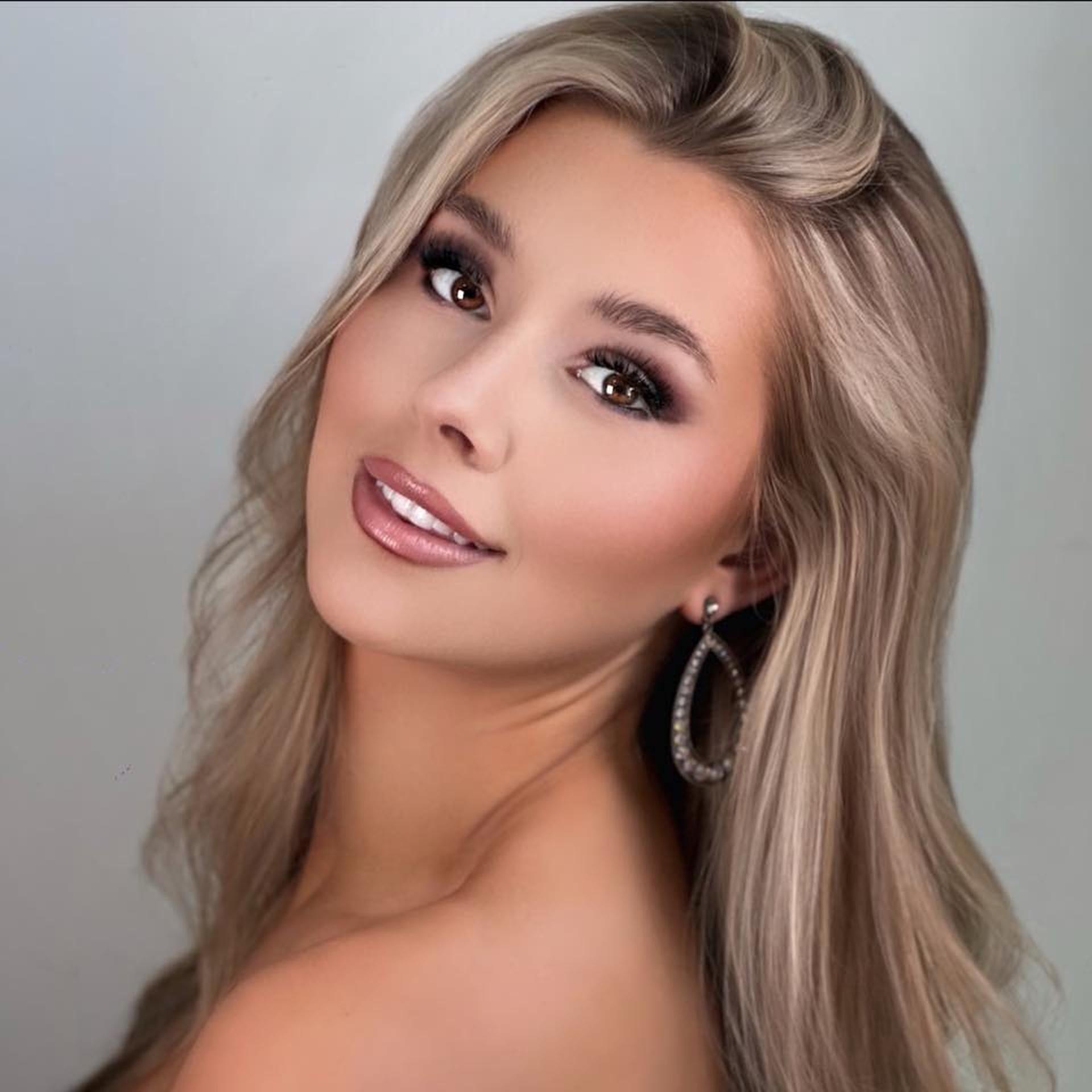 Sắc vóc búp bê tóc vàng vừa đăng quang Miss Cosmo 2025 - 7