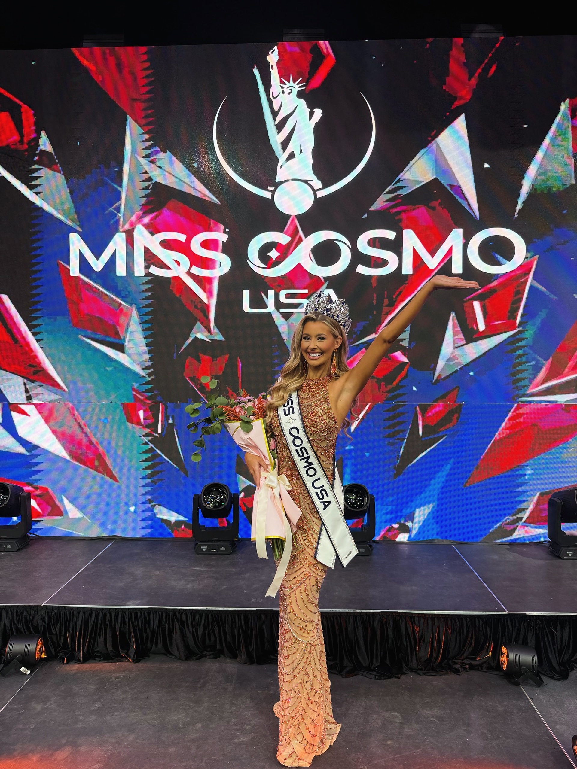 Sắc vóc búp bê tóc vàng vừa đăng quang Miss Cosmo 2025 - 12