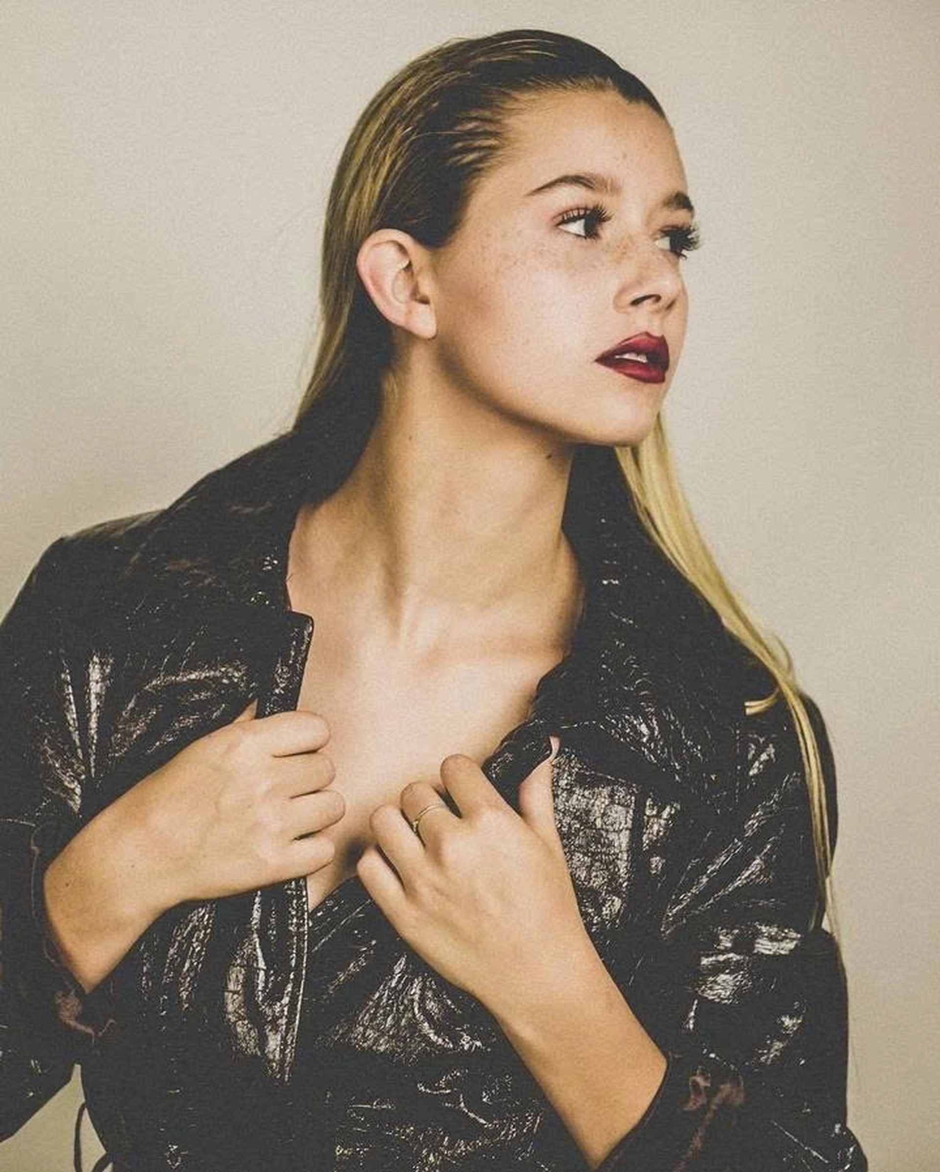 Sắc vóc búp bê tóc vàng vừa đăng quang Miss Cosmo 2025 - 15