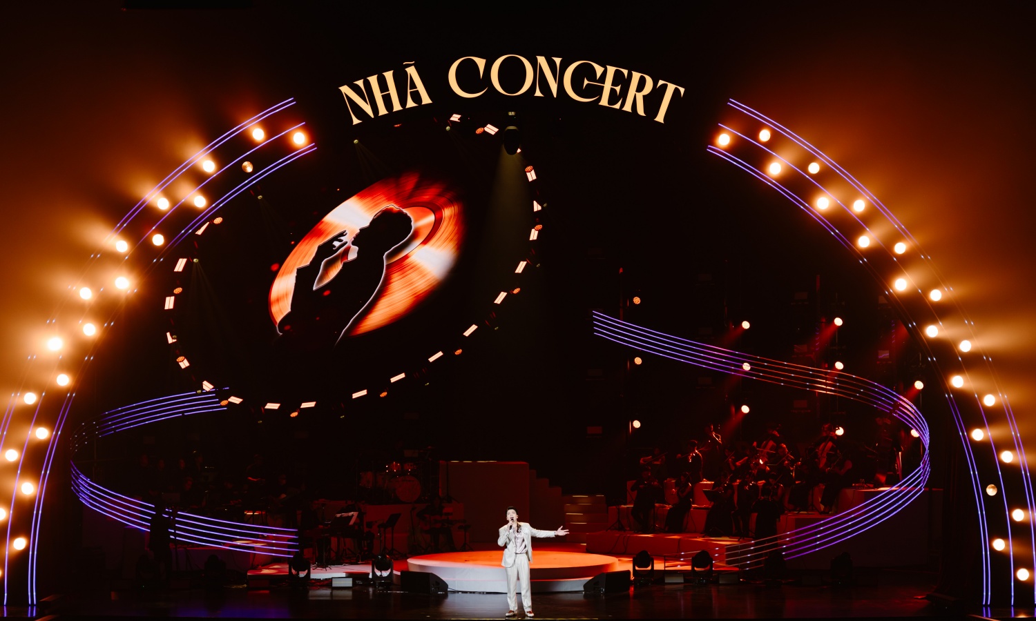 Lân Nhã hát "Can't Take My Eyes Off You"