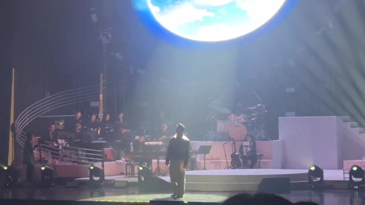 Khán giả vẫy đèn flash khi Lân Nhã hát "Đôi bờ" (nhạc: Italy, lời Việt: Lữ Liên)