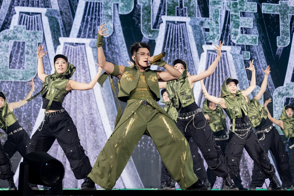 1766296300 333 Dan anh tai chi dep xuat hien trong cong dien