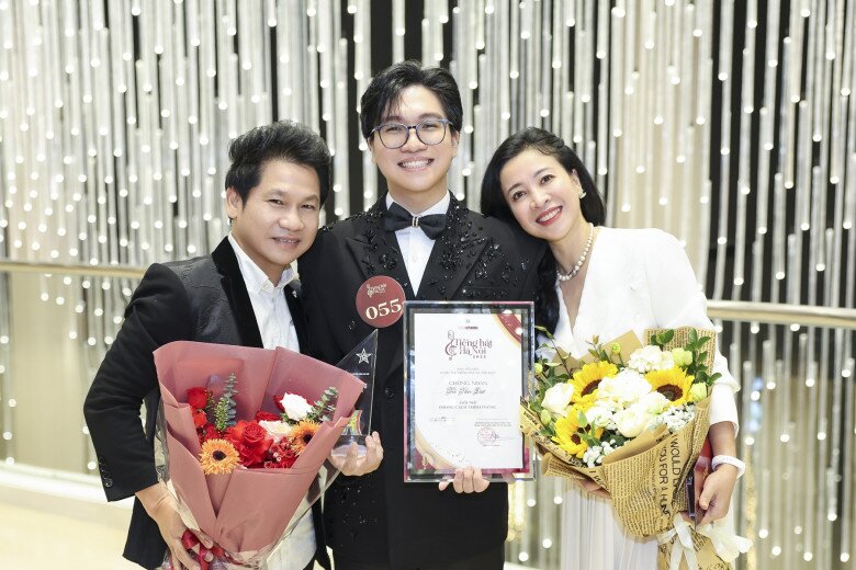 Trọng Tấn chúc mừng quý tử nhận giải Nhì tại cuộc thi hát quy mô, uy tín.