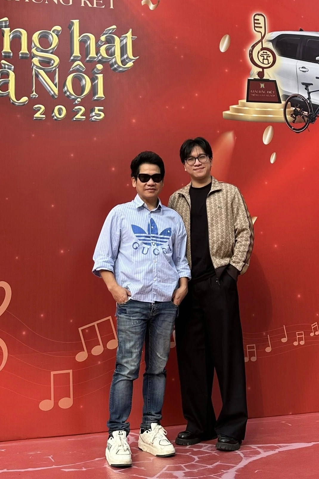 Trọng Tấn đưa lời khuyên, đồng hành cùng quý tử trong cuộc thi.