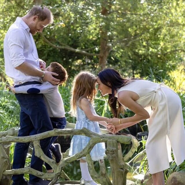 Giáng sinh 2025: Meghan Markle và bức thiệp gây tranh cãi giữa gia đình Hoàng gia - Ảnh 4. Giáng sinh 2025: Meghan Markle và bức thiệp gây tranh cãi giữa gia đình Hoàng gia - Ảnh 4.