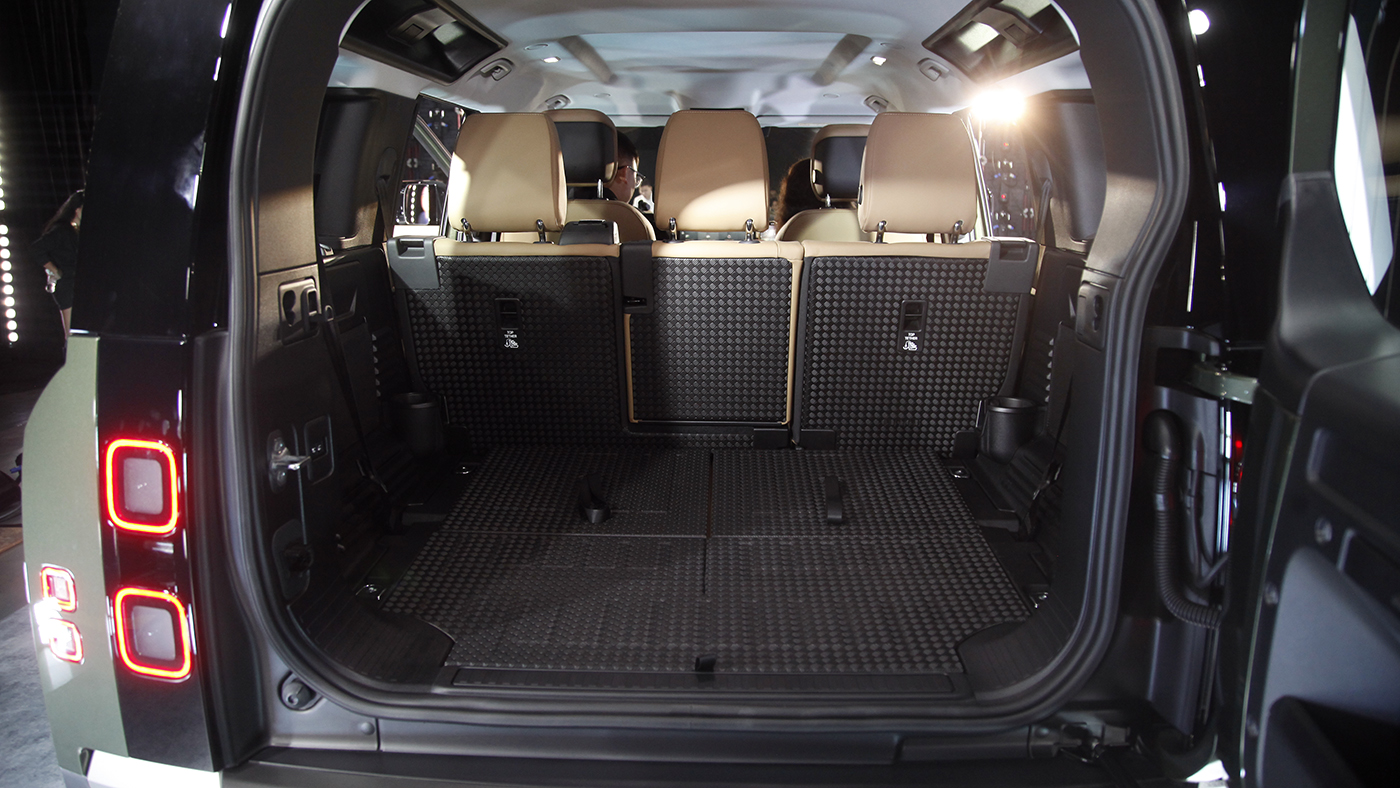 Huyền thoại off-road Land Rover Defender mới về Việt Nam, giá từ 5,1 tỉ đồng - Ảnh 6.