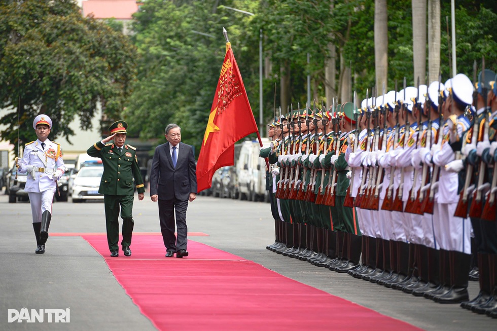 Quân đội nhân dân vững bước dưới cờ Đảng vinh quang - 2