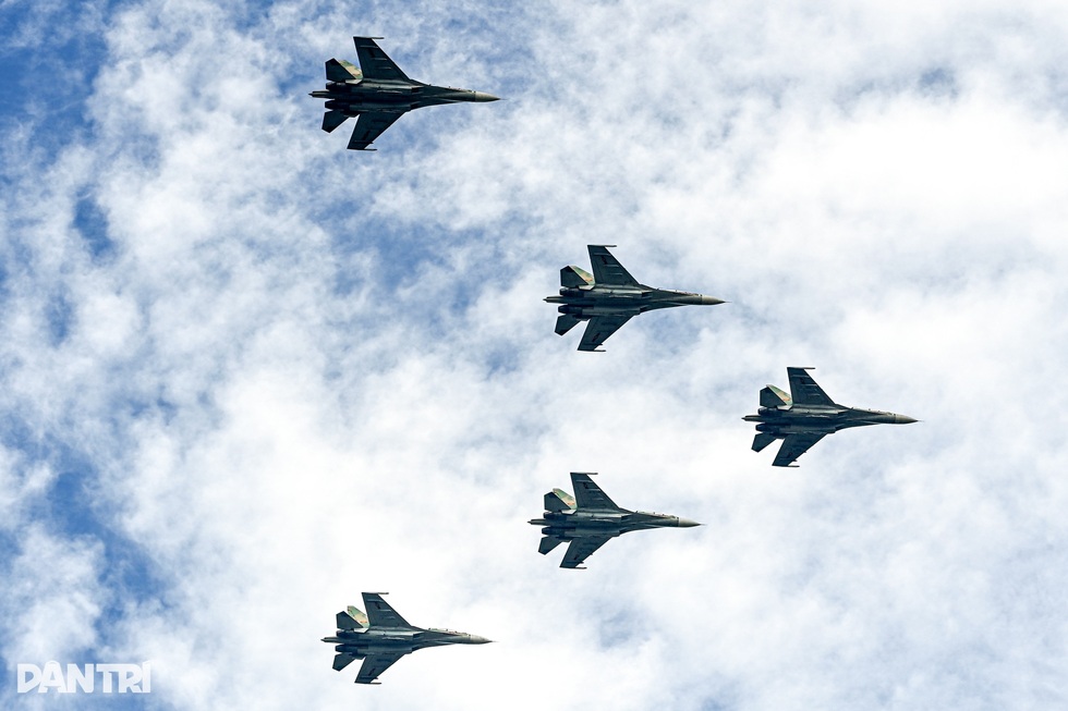 Quân đội nhân dân vững bước dưới cờ Đảng vinh quang - 3