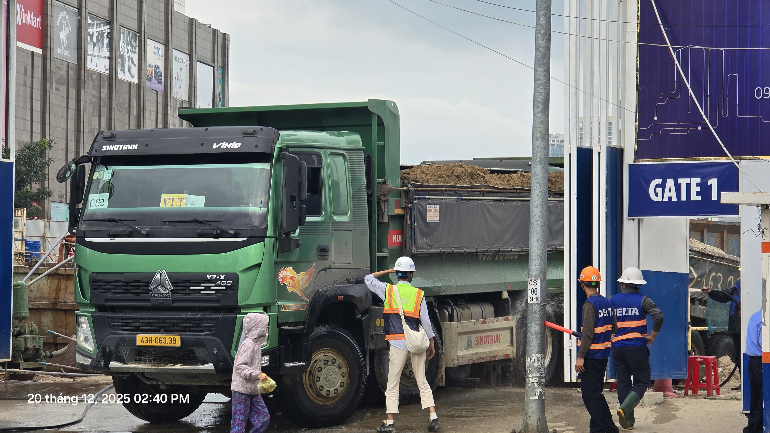 CLIP: Thót tim cảnh xe tải trọng lớn giành đường ngay giữa trung tâm Đà Nẵng - Ảnh 2.