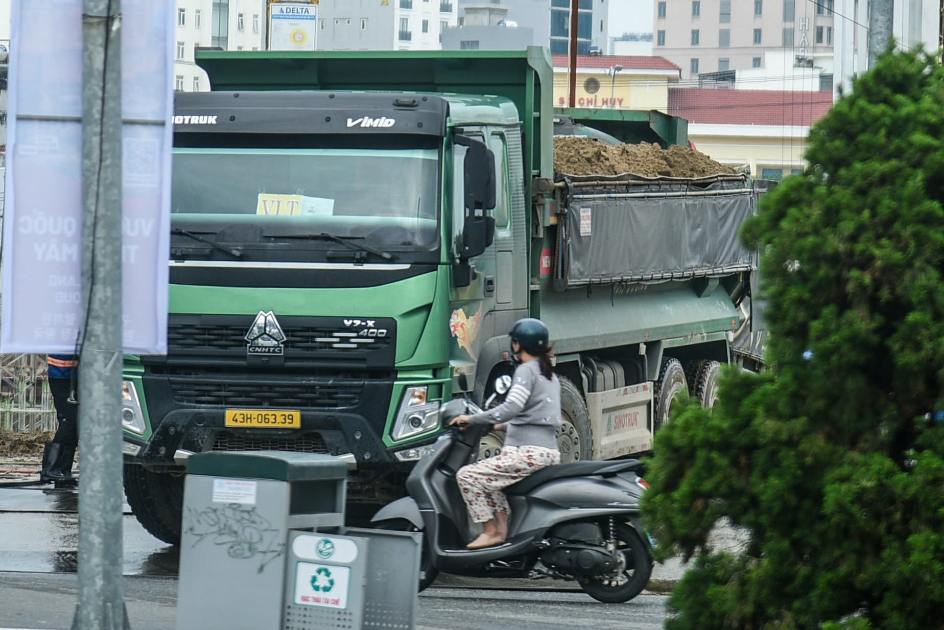 CLIP: Thót tim cảnh xe tải trọng lớn giành đường ngay giữa trung tâm Đà Nẵng - Ảnh 3.