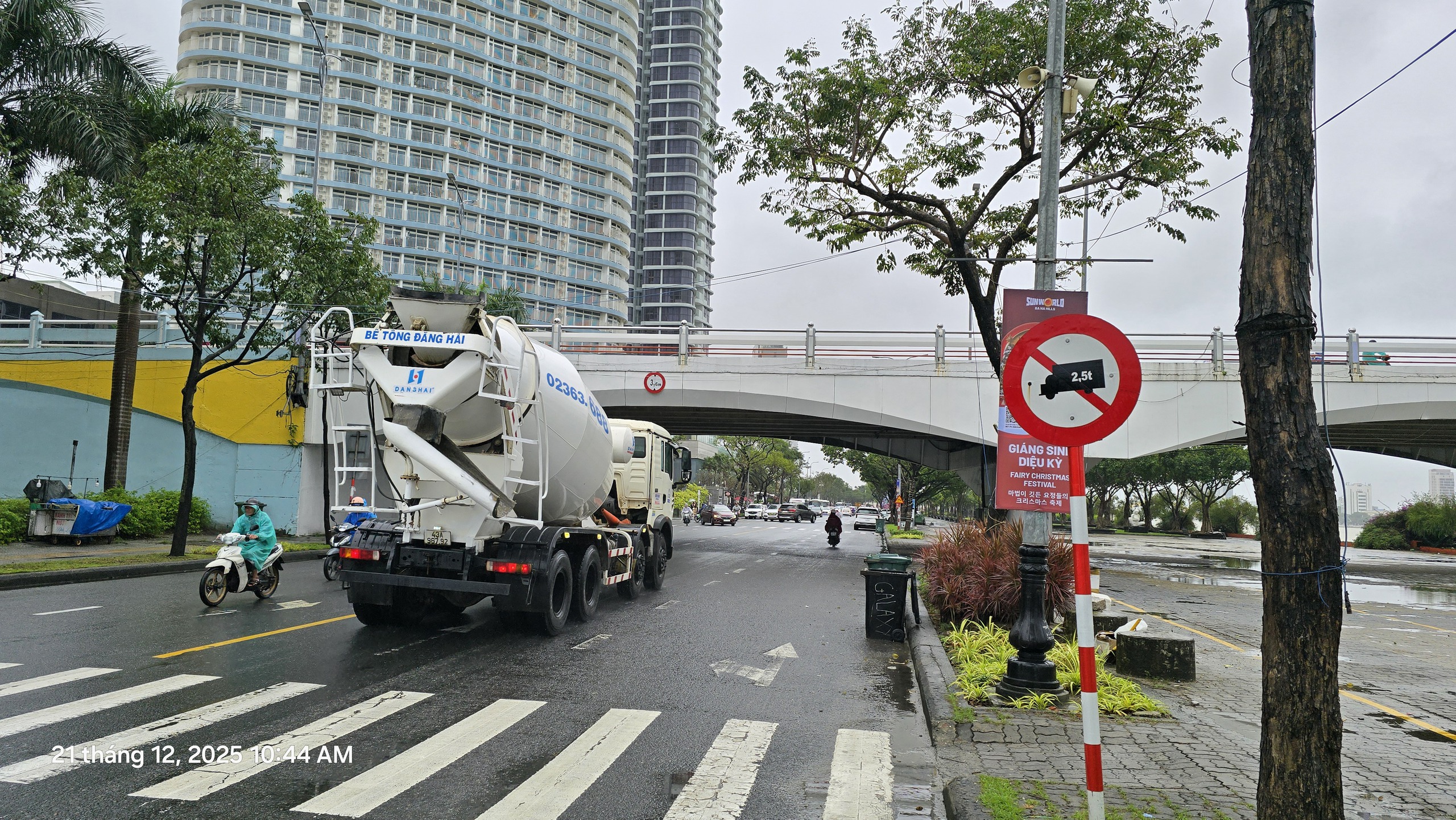 CLIP: Thót tim cảnh xe tải trọng lớn giành đường ngay giữa trung tâm Đà Nẵng - Ảnh 4.