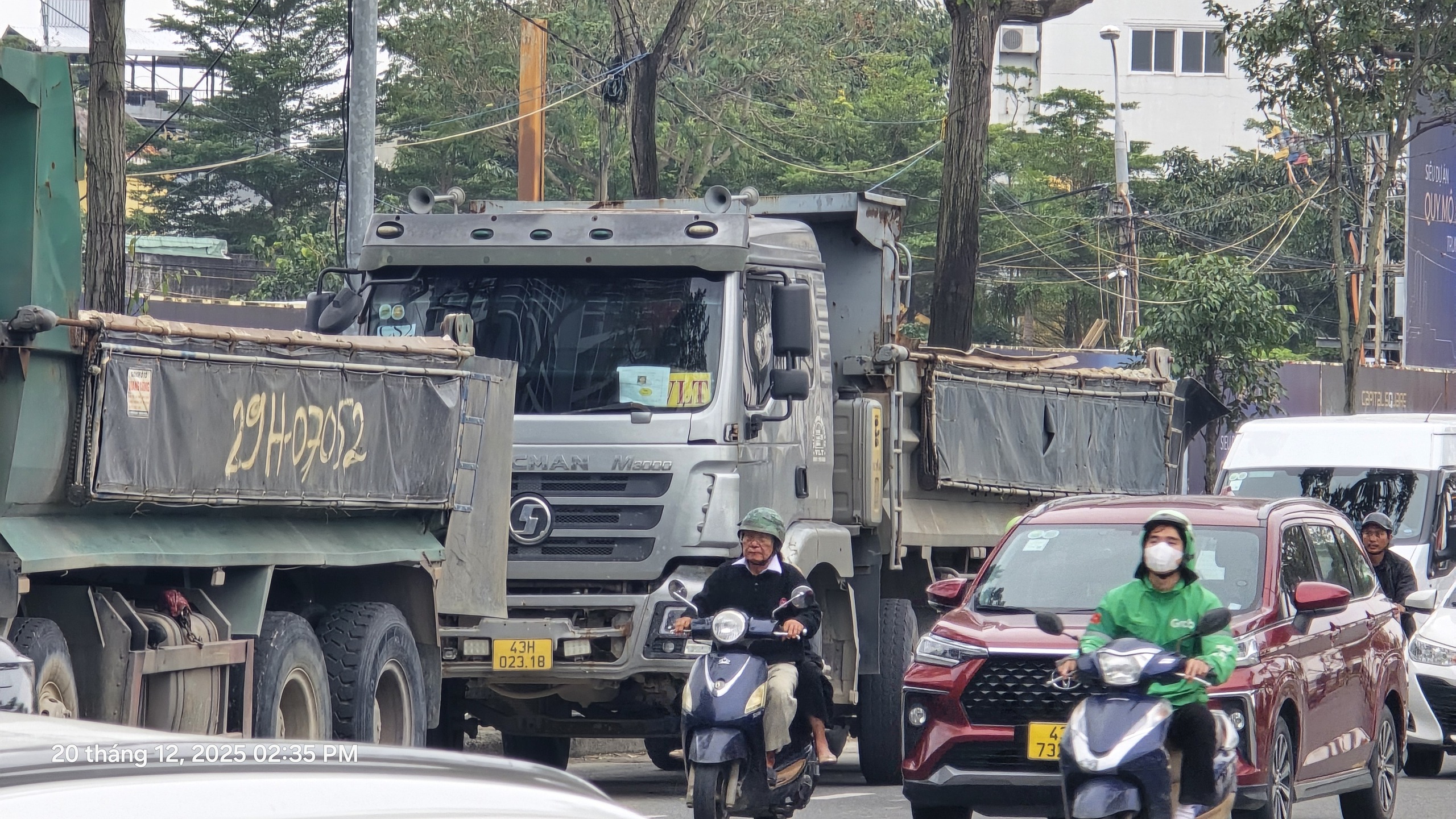 CLIP: Thót tim cảnh xe tải trọng lớn giành đường ngay giữa trung tâm Đà Nẵng - Ảnh 5.