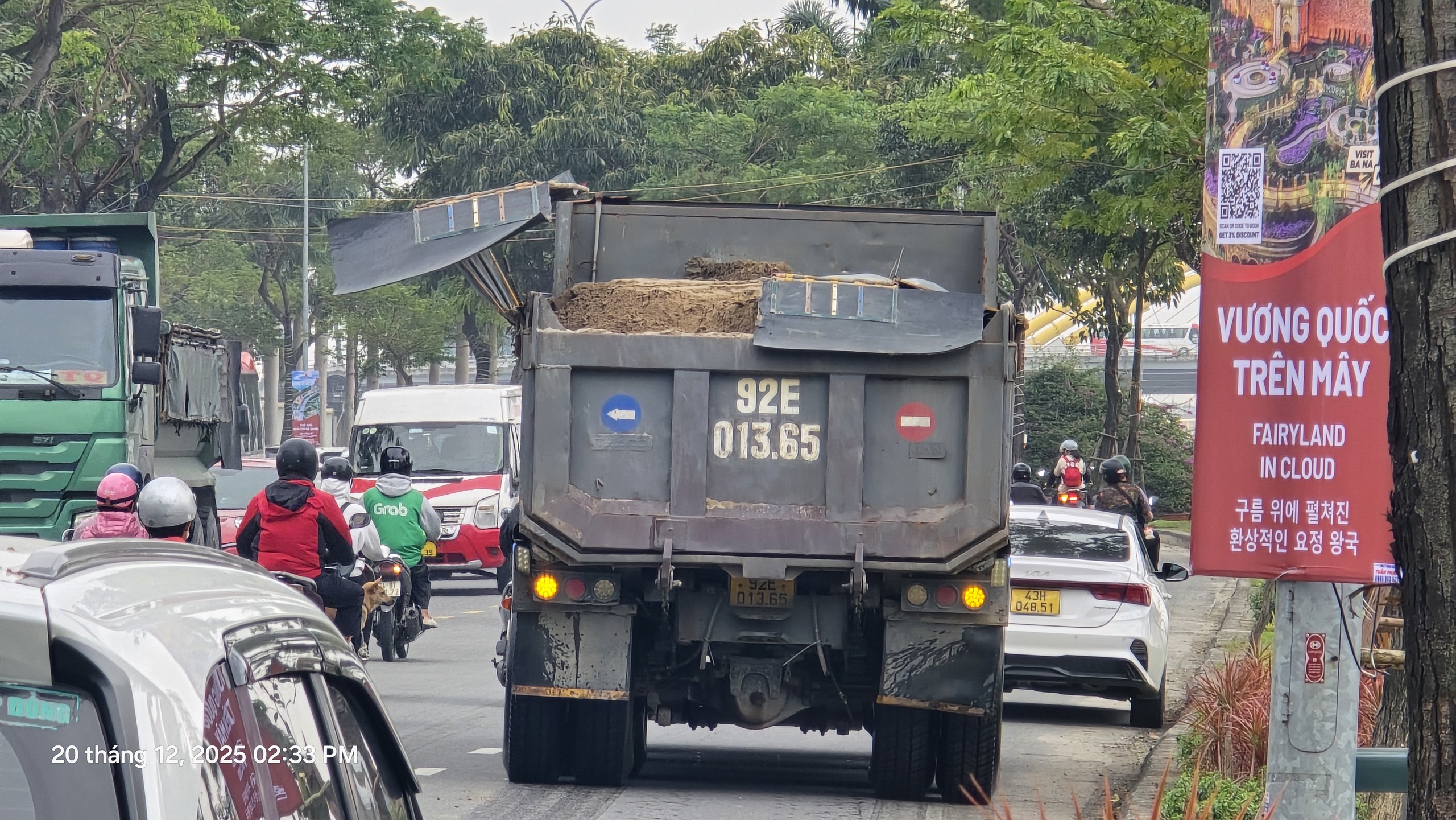 CLIP: Thót tim cảnh xe tải trọng lớn giành đường ngay giữa trung tâm Đà Nẵng - Ảnh 8.
