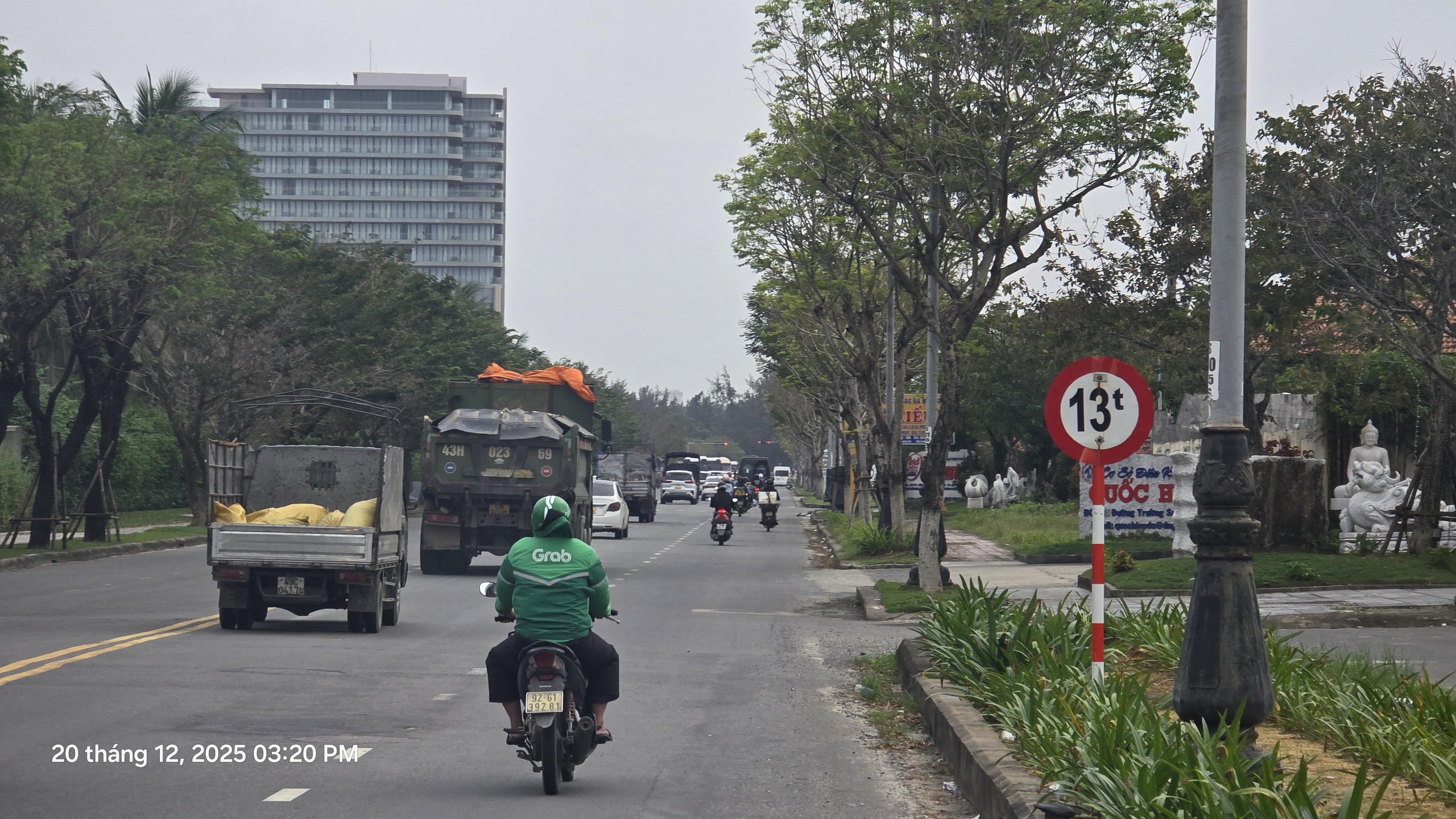 CLIP: Thót tim cảnh xe tải trọng lớn giành đường ngay giữa trung tâm Đà Nẵng - Ảnh 9.
