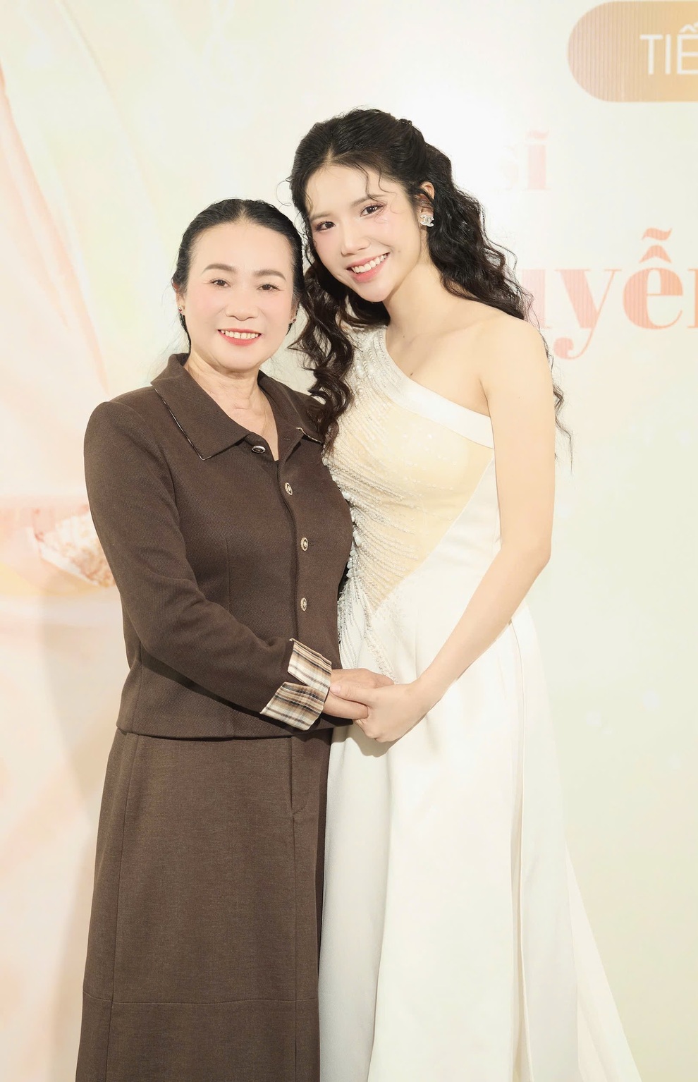 Giải Nhất Tiếng hát Hà Nội 2025 tiết lộ tuổi thơ bị mẹ ngăn cản đi hát - 2