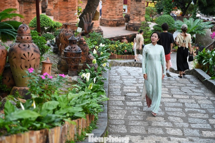 Hoa hậu Hà Trúc Linh 'check-in' điểm du lịch nổi tiếng Khánh Hòa - 2