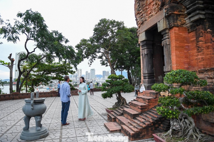 Hoa hậu Hà Trúc Linh 'check-in' điểm du lịch nổi tiếng Khánh Hòa - 3