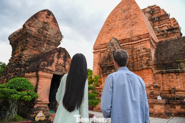 Hoa hậu Hà Trúc Linh 'check-in' điểm du lịch nổi tiếng Khánh Hòa - 6