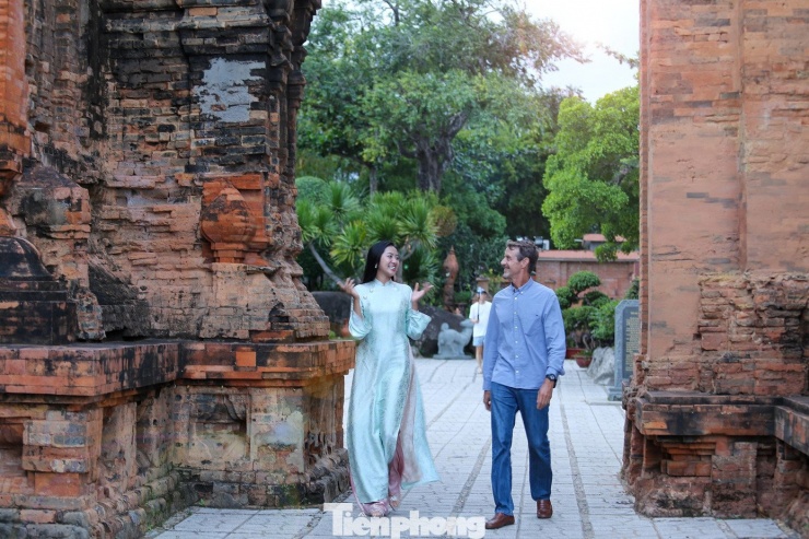 Hoa hậu Hà Trúc Linh 'check-in' điểm du lịch nổi tiếng Khánh Hòa - 7