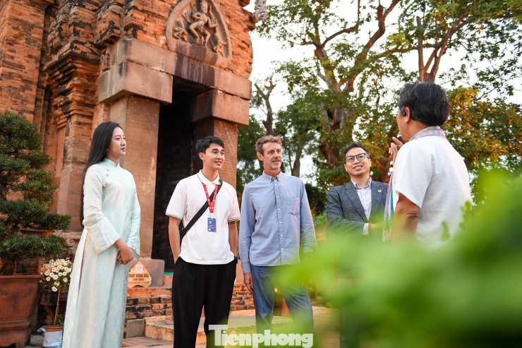 Hoa hậu Hà Trúc Linh 'check-in' điểm du lịch nổi tiếng Khánh Hòa - 12