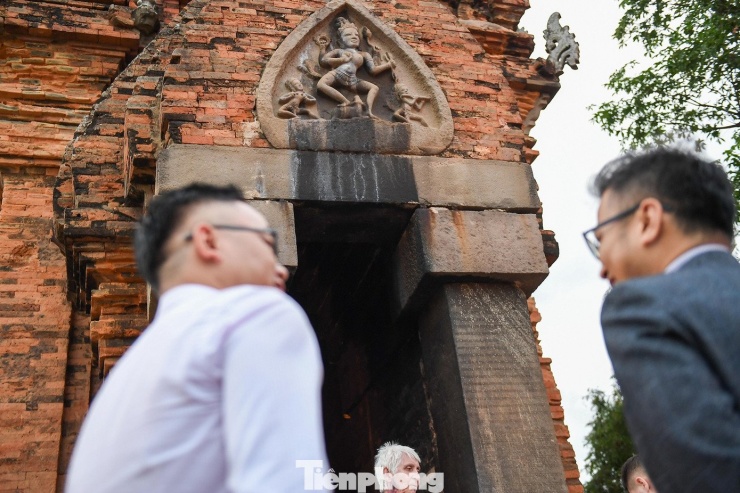 Hoa hậu Hà Trúc Linh 'check-in' điểm du lịch nổi tiếng Khánh Hòa - 13