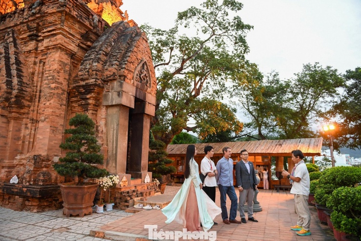 Hoa hậu Hà Trúc Linh 'check-in' điểm du lịch nổi tiếng Khánh Hòa - 16