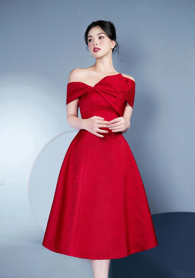 'Đốt cháy' mọi ánh nhìn trong mùa tiệc cuối năm với trang phục sắc đỏ sang trọng- Ảnh 2. 'Đốt cháy' mọi ánh nhìn trong mùa tiệc cuối năm với trang phục sắc đỏ sang trọng- Ảnh 2.