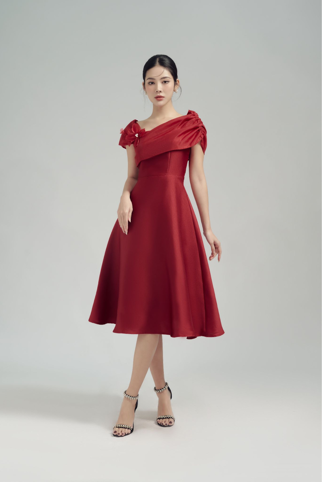 'Đốt cháy' mọi ánh nhìn trong mùa tiệc cuối năm với trang phục sắc đỏ sang trọng- Ảnh 3. 'Đốt cháy' mọi ánh nhìn trong mùa tiệc cuối năm với trang phục sắc đỏ sang trọng- Ảnh 3.