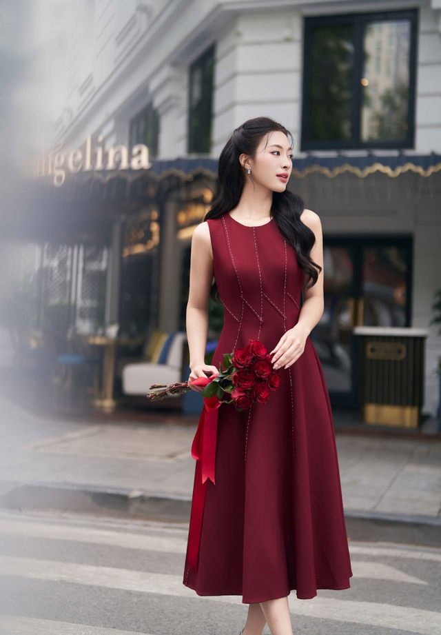 'Đốt cháy' mọi ánh nhìn trong mùa tiệc cuối năm với trang phục sắc đỏ sang trọng- Ảnh 4. 'Đốt cháy' mọi ánh nhìn trong mùa tiệc cuối năm với trang phục sắc đỏ sang trọng- Ảnh 4.