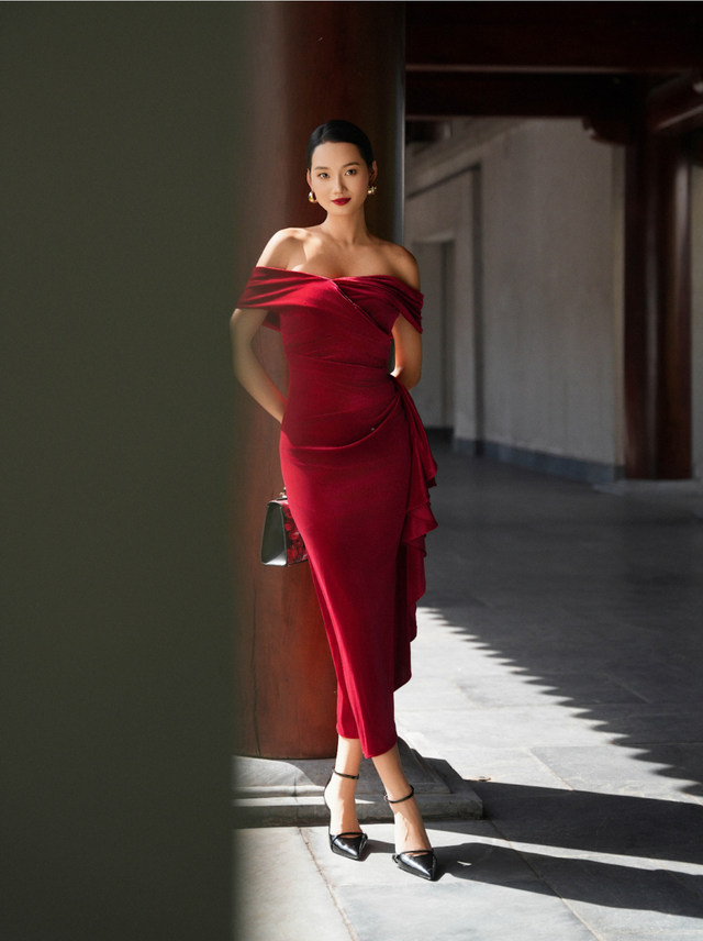 'Đốt cháy' mọi ánh nhìn trong mùa tiệc cuối năm với trang phục sắc đỏ sang trọng- Ảnh 7. 'Đốt cháy' mọi ánh nhìn trong mùa tiệc cuối năm với trang phục sắc đỏ sang trọng- Ảnh 7.