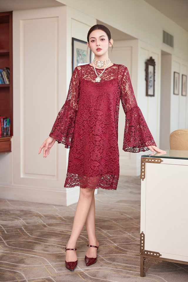 'Đốt cháy' mọi ánh nhìn trong mùa tiệc cuối năm với trang phục sắc đỏ sang trọng- Ảnh 8. 'Đốt cháy' mọi ánh nhìn trong mùa tiệc cuối năm với trang phục sắc đỏ sang trọng- Ảnh 8.