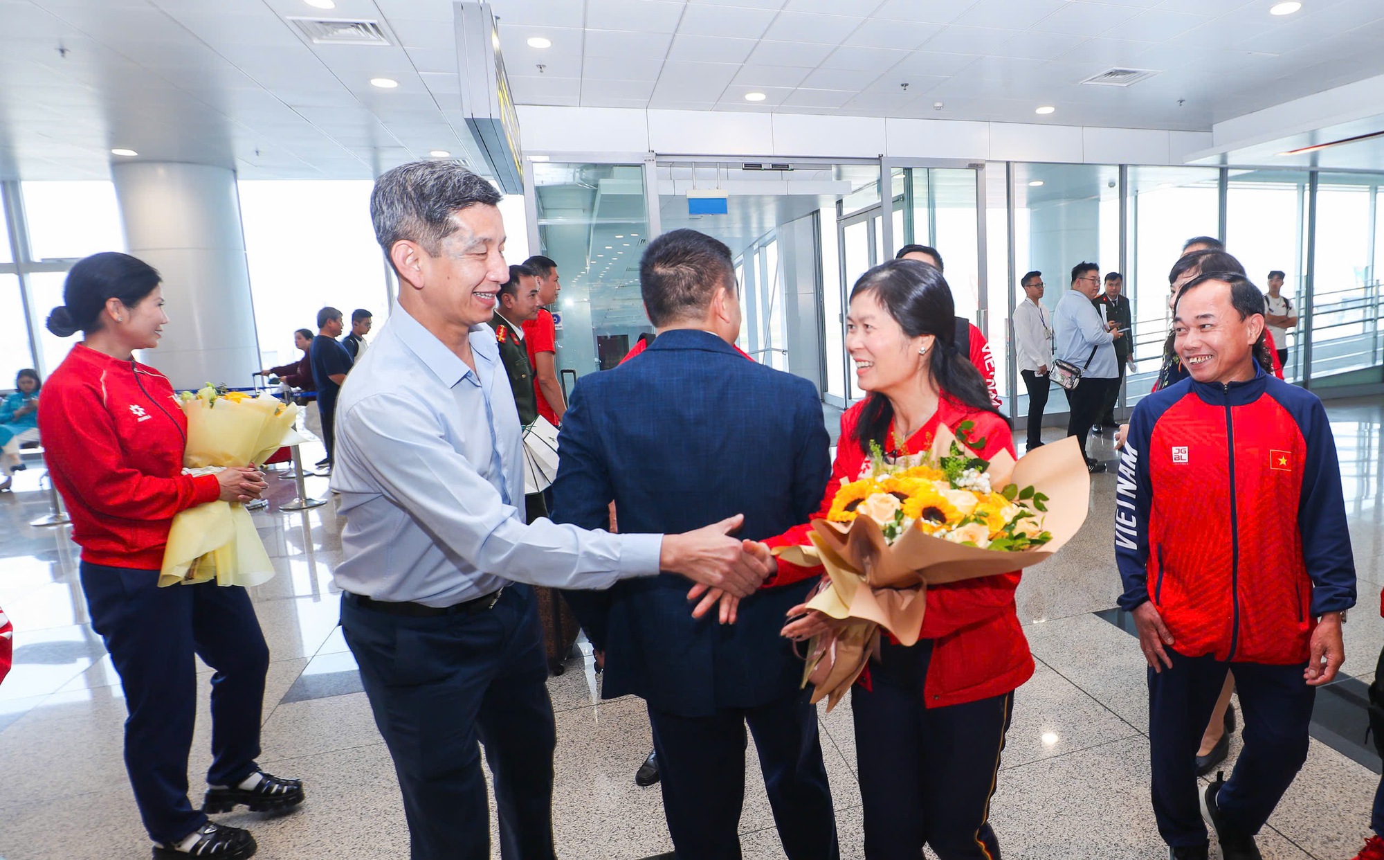 Đoàn thể thao Việt Nam về nước an toàn, khép lại kỳ SEA Games thành công ổn định- Ảnh 3.