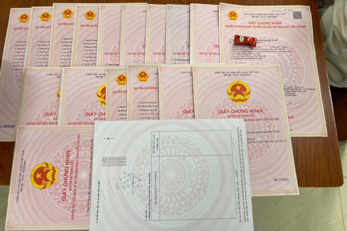 Khám xét nhà Trần Quang Út, cảnh sát thu giữ nhiều sổ đỏ. Ảnh: Công an Đăk Lăk