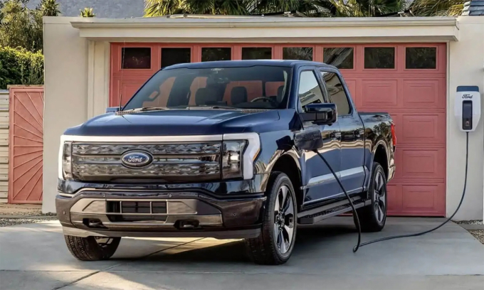 Ford F-150 Lightning đang sạc pin tại nhà. Ảnh: Ford